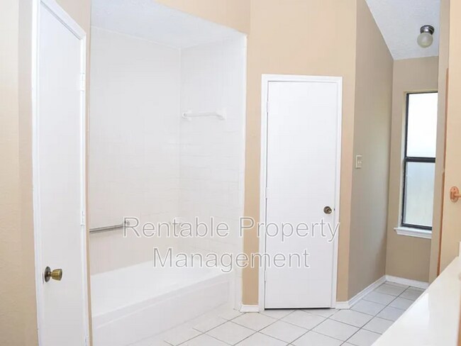 Building Photo - 9001 Wessex Ct