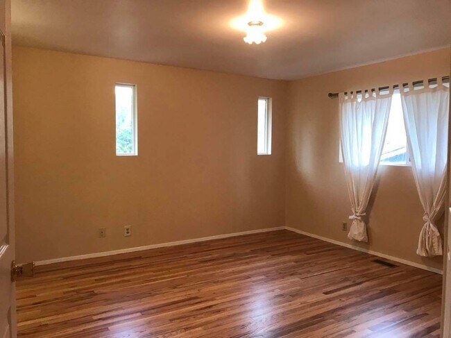 Master bedroom - 1018 142nd Ave SE