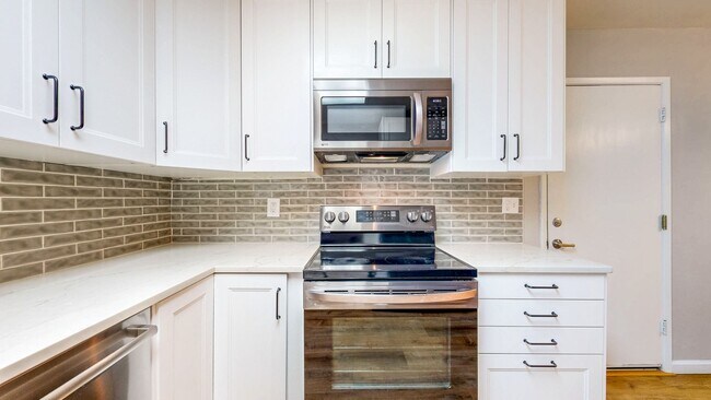 Building Photo - 3 Bedroom 2 Full Bath with Private Yard and 1 Car Garage !