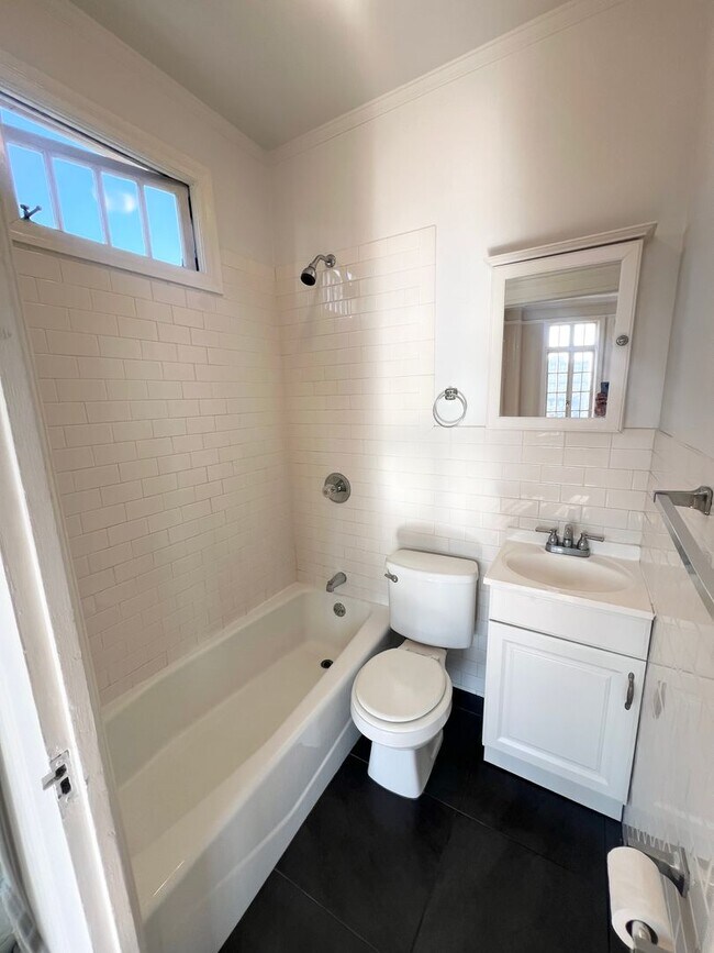 Building Photo - Sunny Corner Unit in Nob Hill/Downtown Location