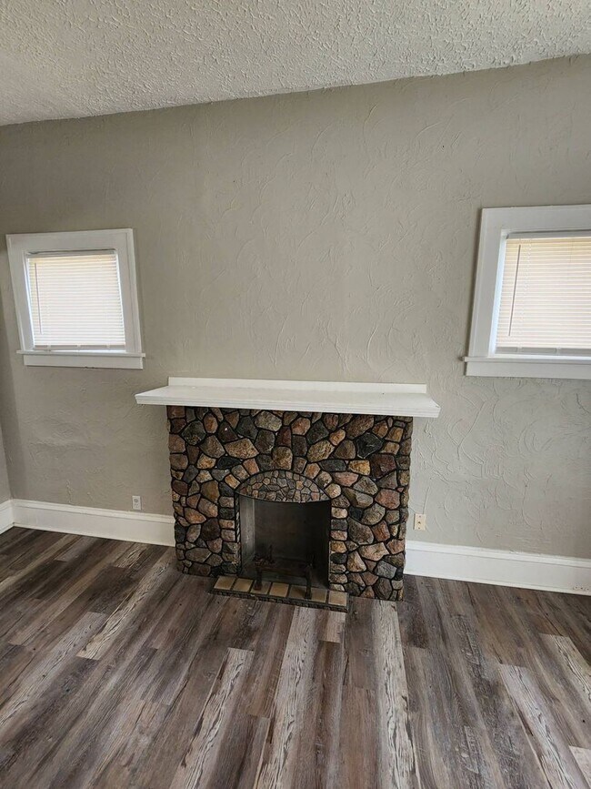 Building Photo - Charming 4-Bedroom Property in Prime Location (SECTION 8 VOUCHERS ACCEPTED)