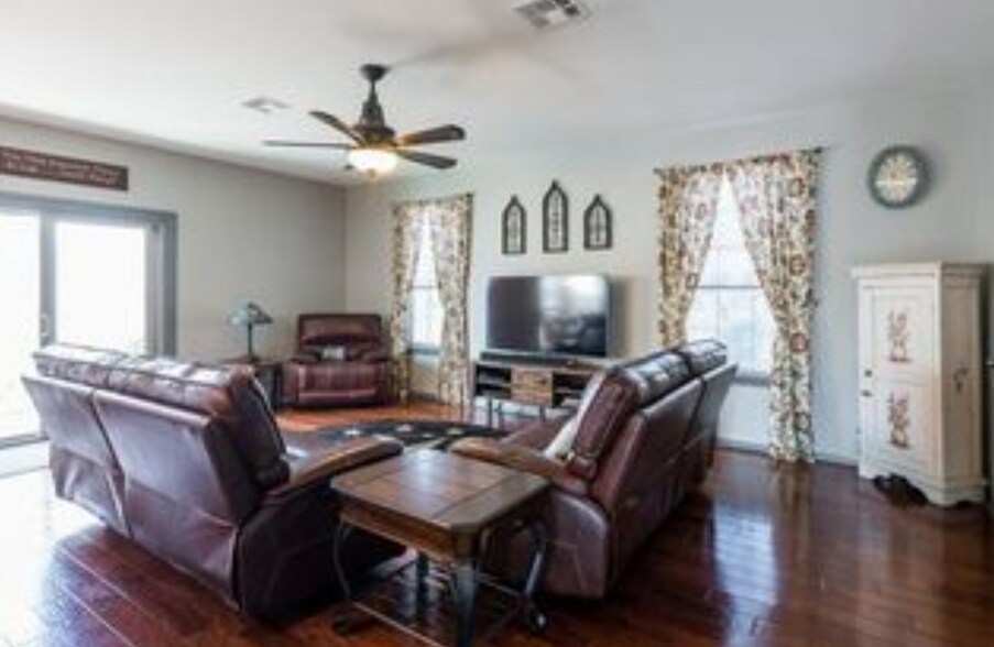 Building Photo - 4405 Woodstock Dr