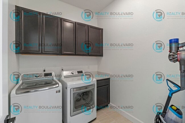 Building Photo - Stylish 3-Bedroom Sanctuary with Sophistic...