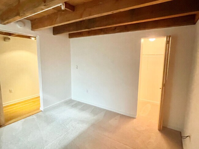 Building Photo - HUGE 2 Level 2br/1.5Ba Loft, High Ceilings...