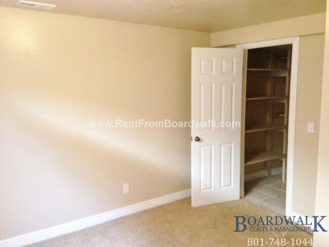 Building Photo - Great 5 Bed Now Available in Riverton