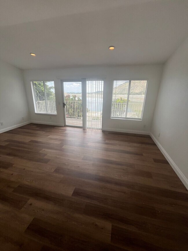 Building Photo - 1833 Mirador Dr