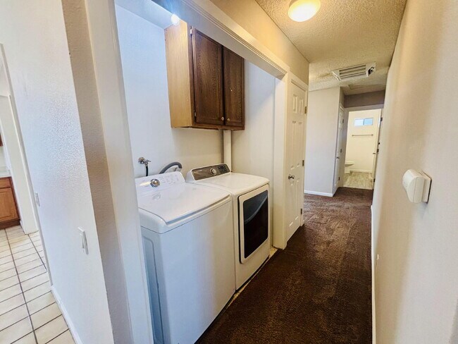 Building Photo - Charming 3-Bedroom with 2 Full Baths on th...