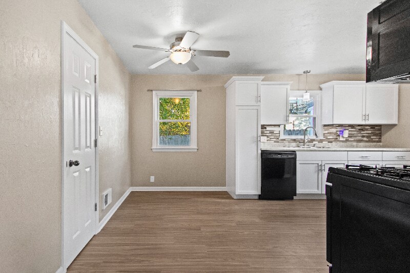 Building Photo - 504 W 1st St