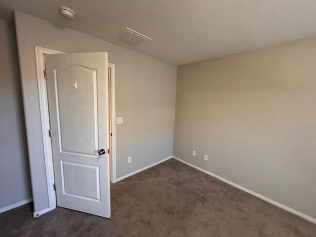 Building Photo - 3 Bedroom Home in a Gated Community! North...