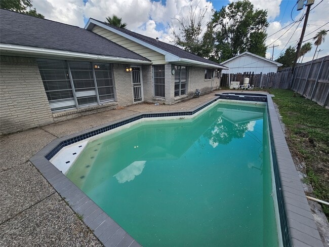 Building Photo - 5526 Whispering Creek Way