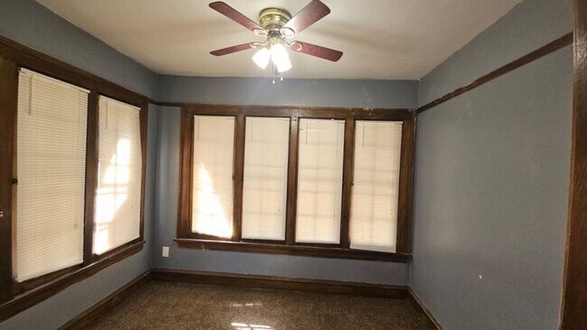 Building Photo - Charming 3-Bedroom Property in Prime Location