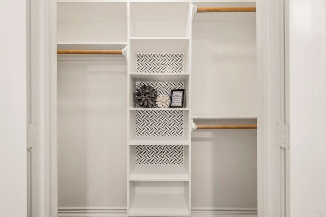 Building Photo - 4/4.5 in Pershing Pointe Townhomes! Availa...