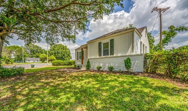 Building Photo - 405 W Brooks Rd