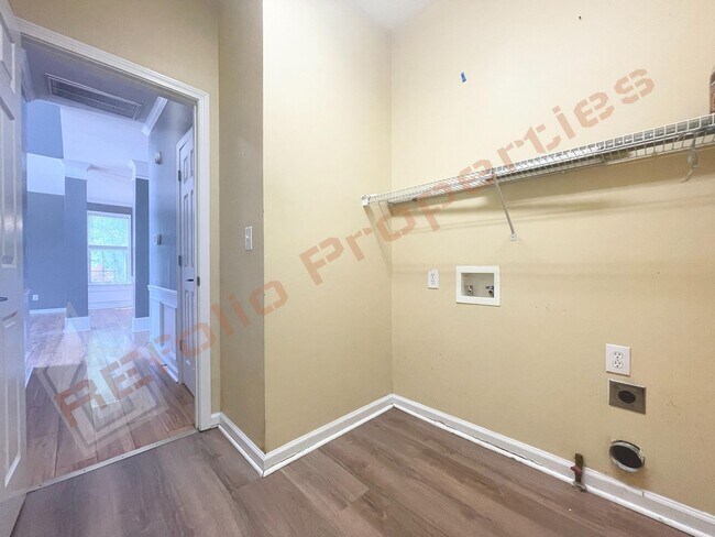 Building Photo - Lovely 4 Bedroom, 2.5 Bath Home w/ 2-Car G...