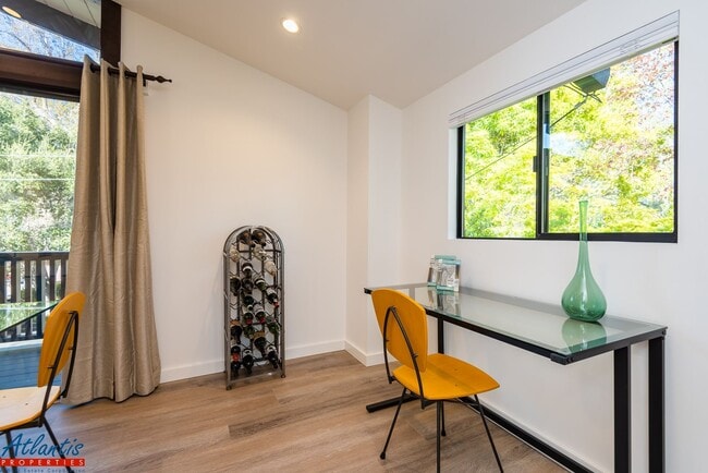 Building Photo - Stunning Penthouse | Designer Materials