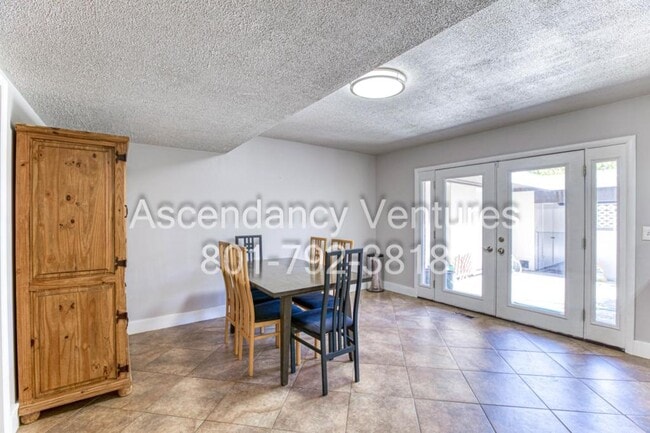 Building Photo - 745 E 3 Fountains Cir