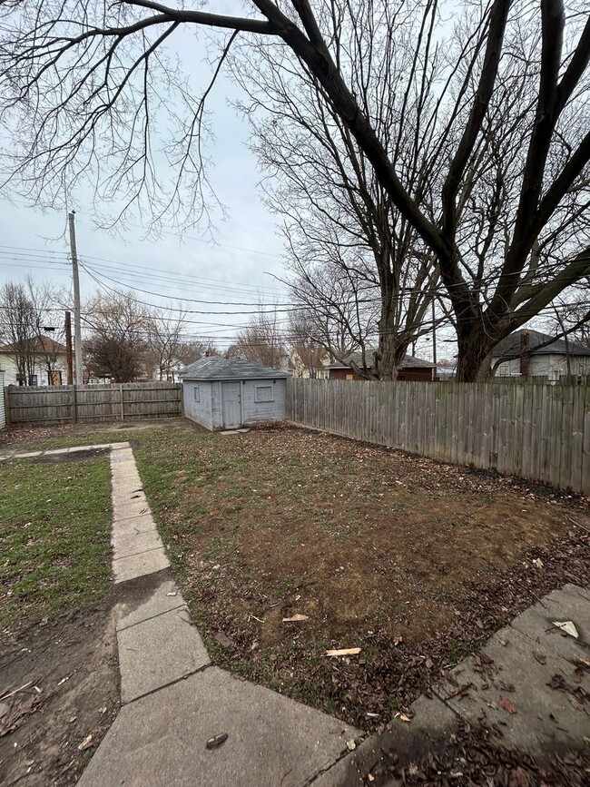 Building Photo - ** Move in Special ** Updated 3-Bedroom, 1-Bathroom Home – $1,100/Month