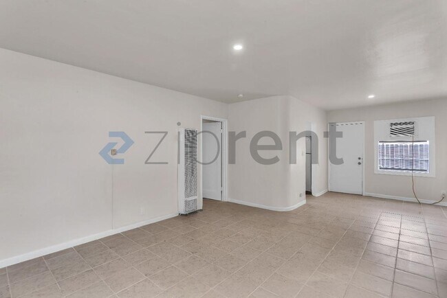 Building Photo - Unit 5
