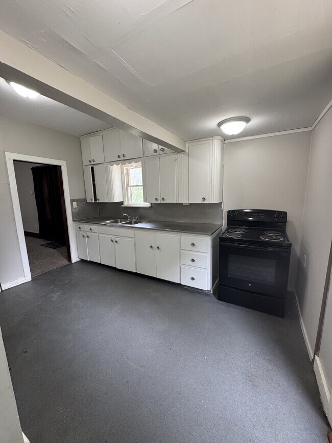 Building Photo - "Charming 2-Bedroom Haven in Wichita with ...
