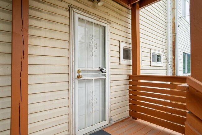 Building Photo - Kingman Park Charming Brick Townhome - Move-In Ready