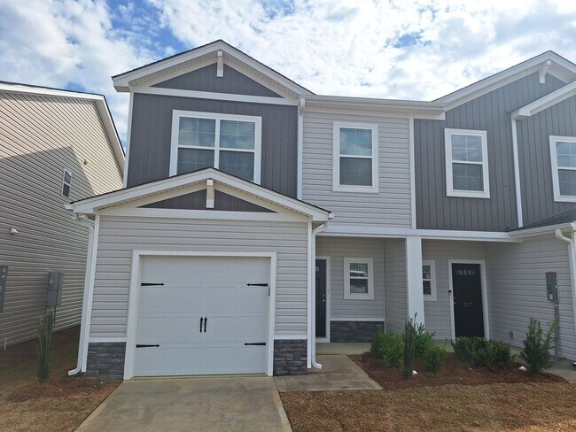 Building Photo - Remarkable 3 bd and 2.5 ba Townhome with Great Amenities and Close to Fort Jackson!