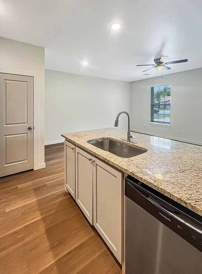 Building Photo - Modern 3-Bedroom Duplex Unit in Lawton