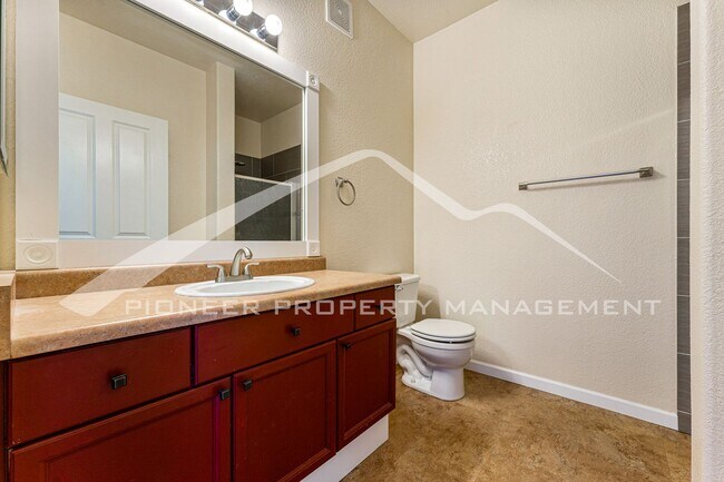 Building Photo - Charming condo with Central AC and 1 Car G...