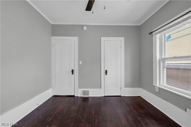 Building Photo - 1353 Phelps Ave