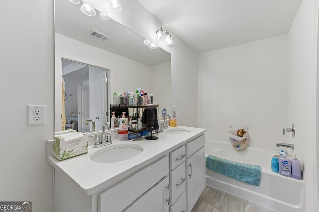 Building Photo - 5811 Calle Vis Dr