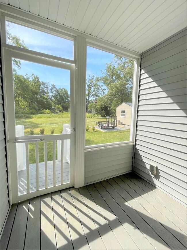 Building Photo - Maple Lane Home with 2 Master Suites!