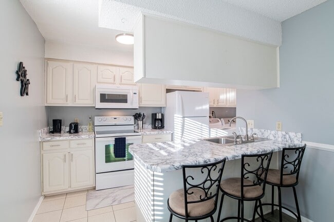 Building Photo - 2 Bed/1 Bath Condo with In-Ground Pool