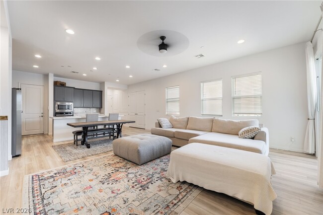 Building Photo - 110 Ibiza Lk Dr