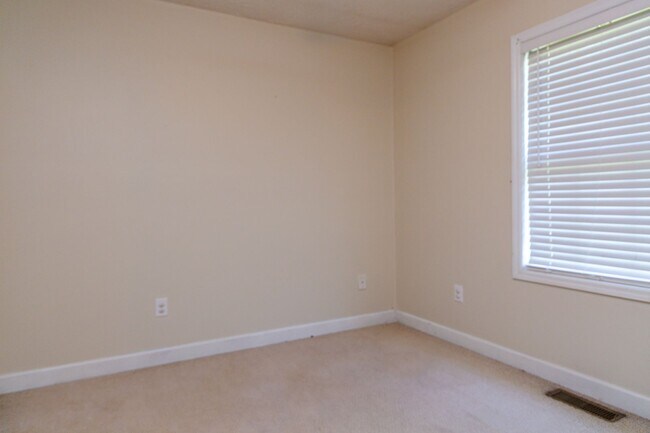 Building Photo - New Listing!
