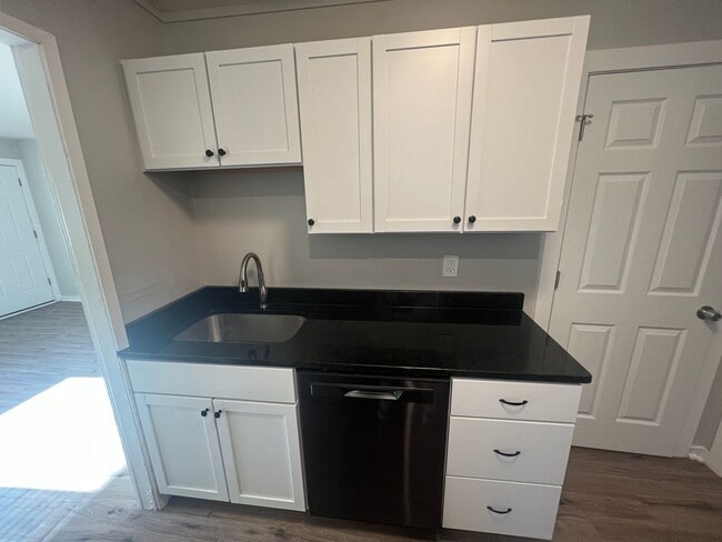 Building Photo - Charming 2 Bed 1 Bath