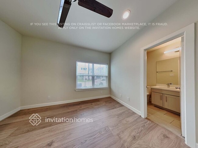 Building Photo - 711 Carriage Knls Dr