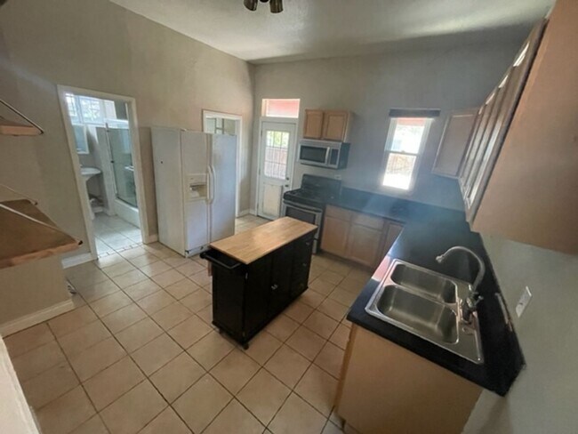 Building Photo - Charming Victorian Home in the Desirable Cole Neighborhood!- Available Early July!!
