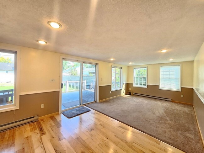 Building Photo - $2,100 - 3 Bed / 2 Bath Charming Home by G...