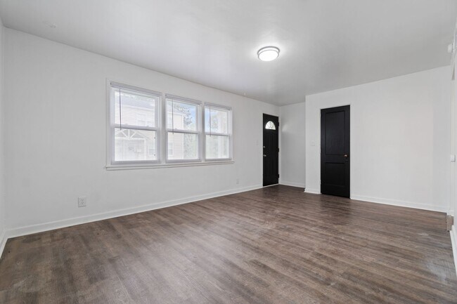 Building Photo - Cozy 3-Bedroom, 1-Bathroom Townhouse in Midland Heights, PA!