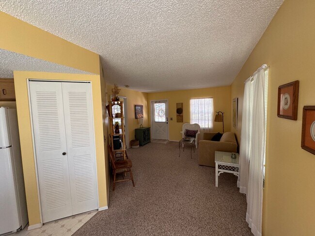 Building Photo - Charming 1-Bedroom in Derby Downs – Great ...