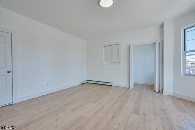 Building Photo - 520 E Jersey St