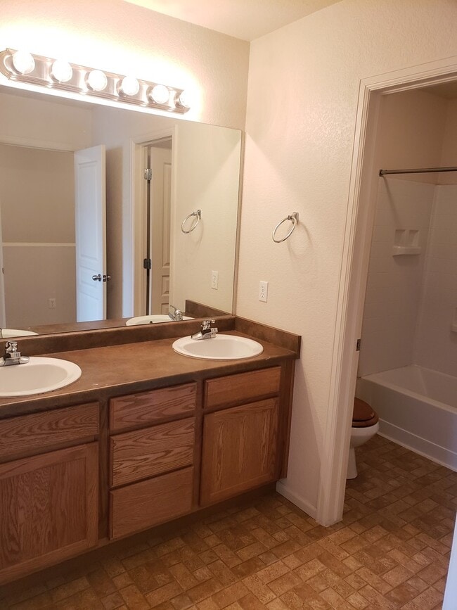 Building Photo - Great looking 2 bed 1.5 bath townhouse nea...