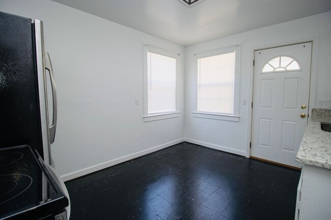 Building Photo - Updated Rosewood 2BR Duplex – Spacious, St...
