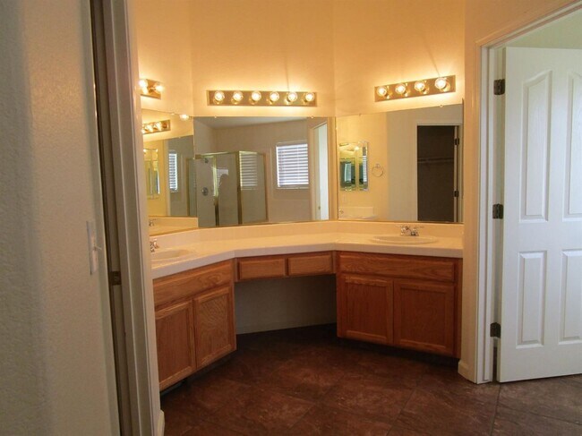 Building Photo - Like Brand New 4 Bedroom 3 Bath Beautiful ...
