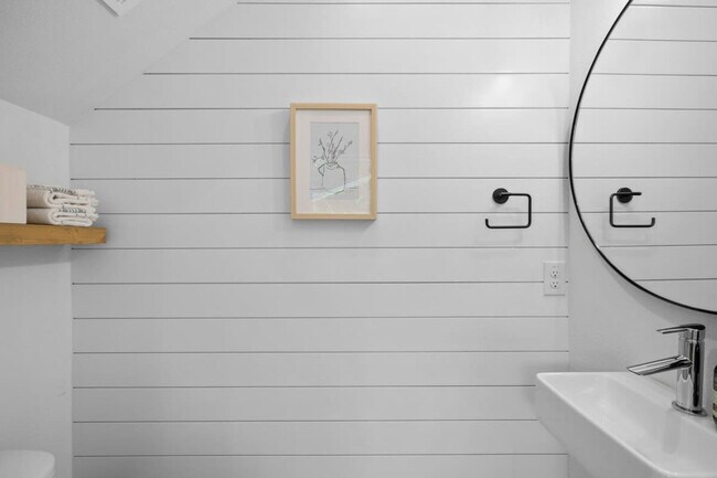 Building Photo - 1204 E 32nd St