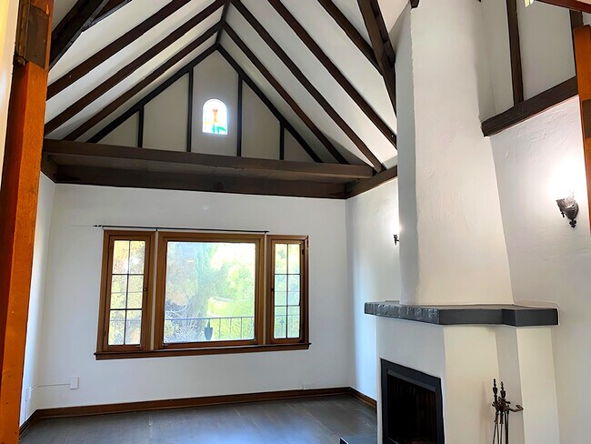 Building Photo - 920 N Hoover St