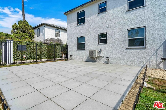 Building Photo - 11575 Riverside Dr