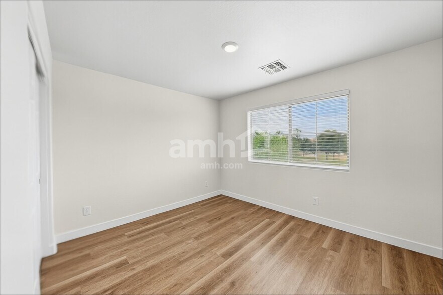 Building Photo - 16134 W Hope Dr