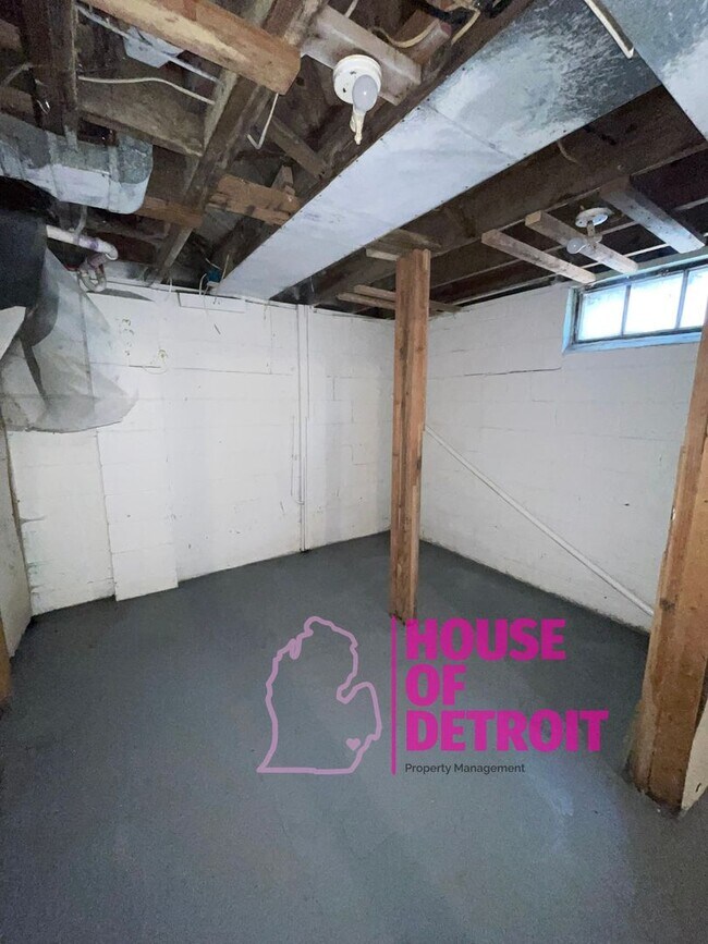 Building Photo - Summer Special~ 3 BEDROOM 1 BATH BUNGALOW ...