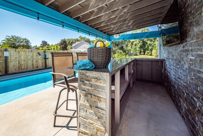 Building Photo - 4 Bedroom, 2.5 Bathroom Home in Brownswood...