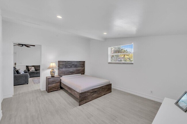 Building Photo - 530 NE 17th St